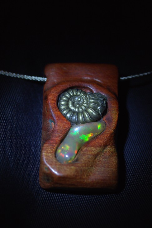 Nr. 0243 Ammonit und Freiform-Welo-Opal auf Mahagoni
